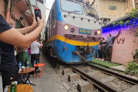 Best Hanoi Street Food Tour: Train Street & Hidden Alleyways