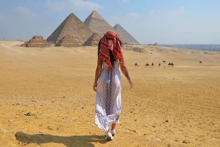 Private Guided Tour: Pyramids, Museum & Khan with Lunch & Drinks