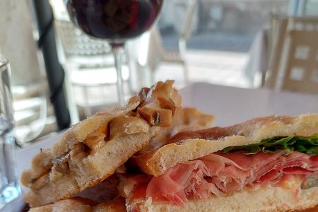 Foodie Full Lunch Tour Experience with a Local Sommelier in Pisa