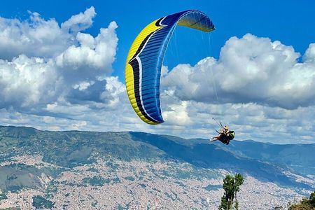 Tour Paragliding in Medellín.