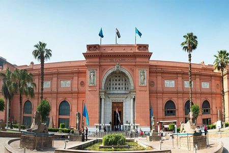 Giza Pyramids Sphinx and Egyptian Museum with Lunch Private Tour