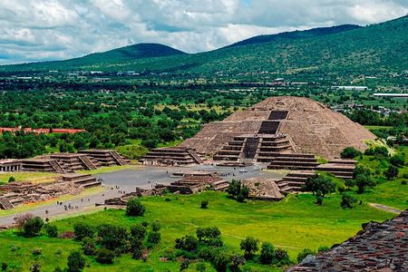 Teotihuacan Exclusive Tour with Cave Restaurant & Basilica