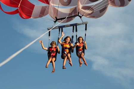 Kelowna: Ultimate Parasailing Experience