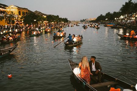 Hoi An Lantern Photoshoot: Boat Ride, Lantern Shop & Release