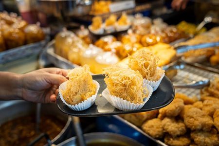 Chiang Mai: Evening Sightseeing and Food Tastings Guided Tour