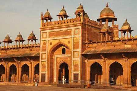 Jaipur to Agra Transfer via Abhaneri Step Well & Fatehpur Sikri