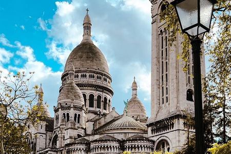  Walking Tour in Montmartre with a guide