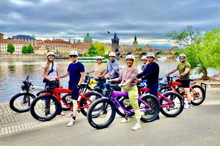 E-BIKE TOUR: 10 Must-See Landmarks & Viewpoints in Prague 1-8per.