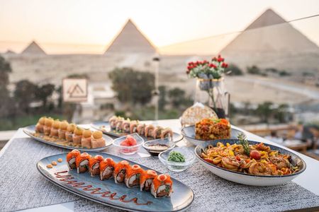 Great Pyramid Inn Lunch With Pyramids View