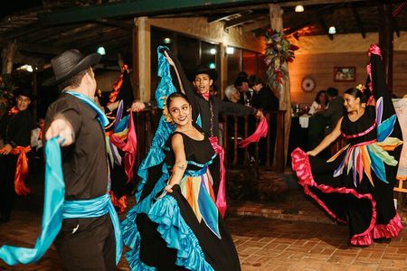 Dinner + Typical dance show at the best viewpoint in San José
