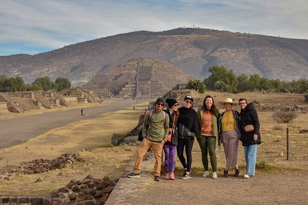 Pyramids of Teotihuacan and restaurant la Gruta (Original)