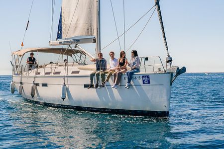 Barcelona: 1 hour sailing experience with drinks and snacks