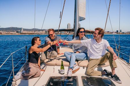 2 hours shared sailing excursion in Barcelona with aperitif