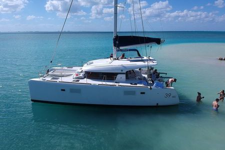Private Luxury Catamaran Tour to Stingray City and Snorkel 