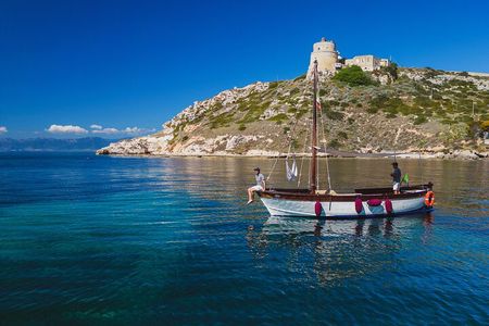 Cagliari : Gozzo Tour with 3 Swim Stops, Snorkeling & Local Food
