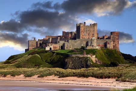 Edinburgh: Bamburgh, Northumberland & Alnwick Winter Adventure