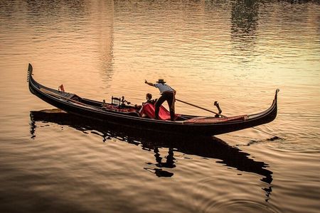 Hamburg: Public ride with an original Venetian gondola
