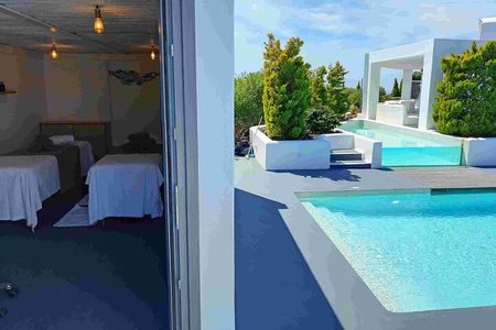 Akrotiri: Departure Day Spa Package w Pool Access, Wine & Fruits