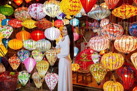 Explore Hoi An Heritage : River boat with Lantern Release