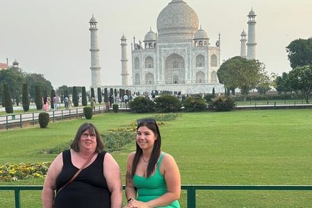 From Delhi: Private Day Trip to Taj Mahal and Agra Fort by Car