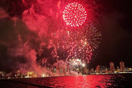 Waikiki Friday Night Fireworks Boat Cruise
