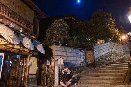 Small Group Walking Tour in Gion at Night with Sake in Hand