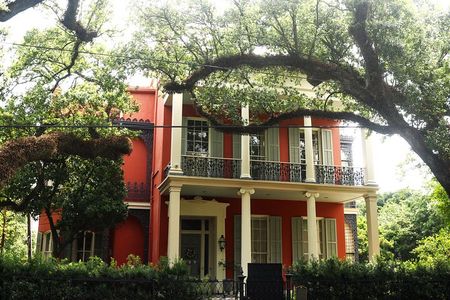 Gossip and Grandeur: Stroll through New Orleans' Garden District 