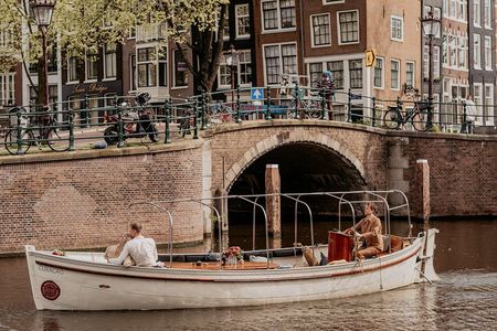 Amsterdam: Private Canal Cruise with Prosecco and Dutch Snacks