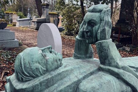 Who Killed Victor ? Inquiry at the Père Lachaise Cemetery