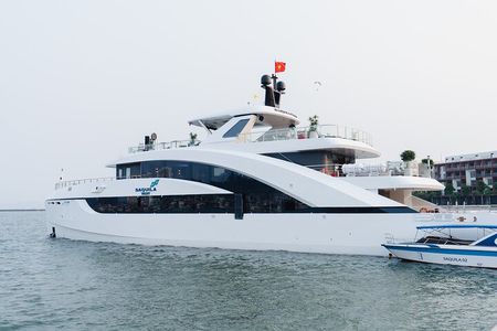 Saquila Yacht Explore Halong Bay or Bai Tu Long Bay