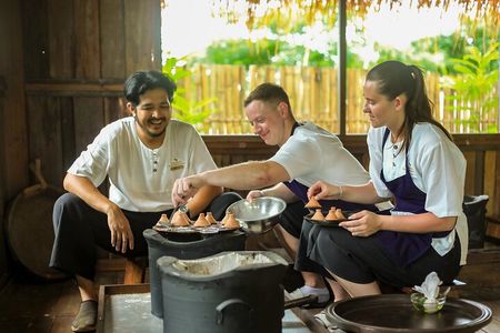 Cook Local Northern Thai Food in Traditional House
