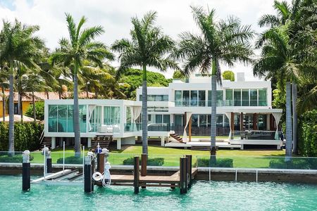 Bayside Marketplace: Millionaire Homes Boat, Stop at South Beach