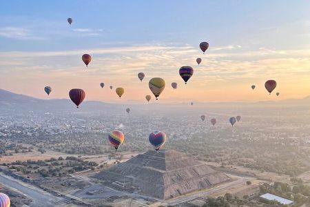 Balloon flight + Grotto breakfast + Pyramids tour from Mexico City