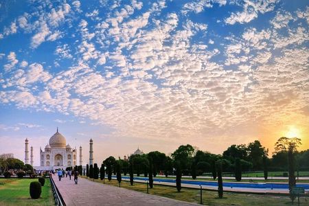 Taj Mahal Sunrise Tour – Includes Entry Tickets & Guide