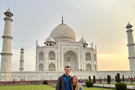 From Delhi: Taj Mahal Sunrise Tour by Car