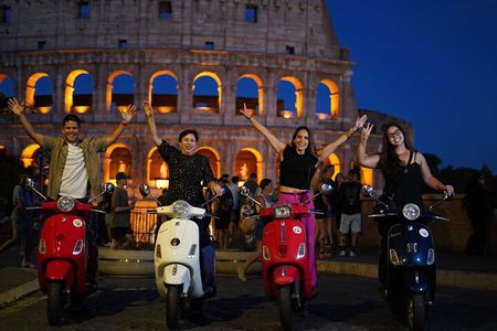 Vespa Scooter Night Tour in Rome with Professional Photographer
