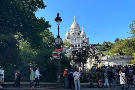 Montmartre Highlights: Private Walking Tour with Sacré-Cœur