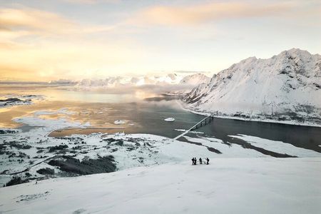 Lofoten Islands: Guided Snowshoeing Tour - Uphill version 