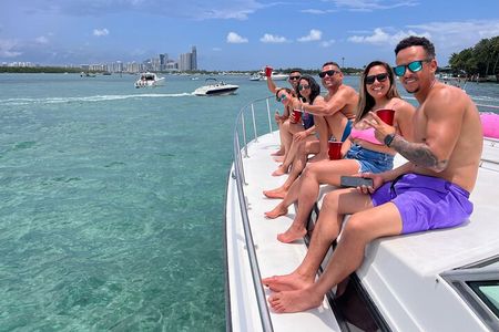 50ft Luxury Yacht Tour in Miami Beach Captain, Champagne & Party!