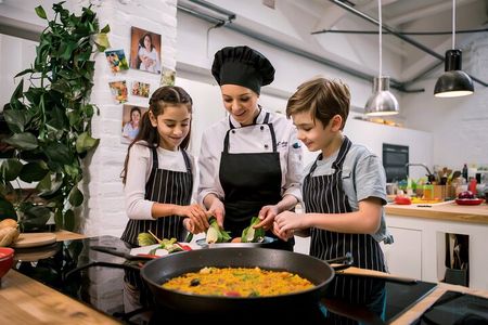 Private Paella Cooking Class and Market Visit with Personal Chef 