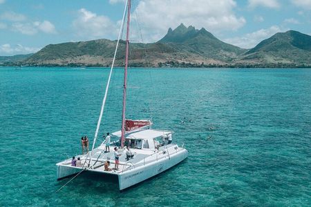 Catamaran cruise to Ile aux cerfs with bbq lunch 