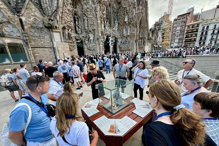 Sagrada Familia & La Pedrera Small Group Tour with Cava Tasting