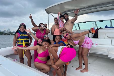 Miami Beach Luxury Yacht Adventure: Explore Stunning Coastline