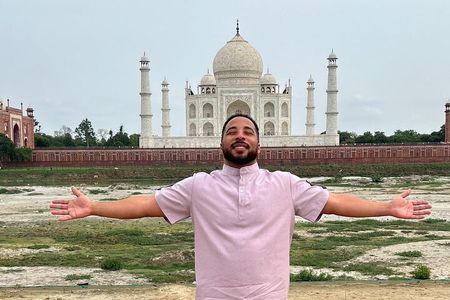 Approved Tour Guide Available In Agra.