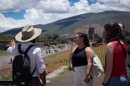 All-inclusive Teotihuacan Guided Tour with Breakfast in a Cave