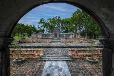 Hue Royal Tombs & Dragon Boat: Private Half-Day Tour