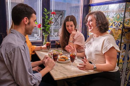 De Tapas in Malasaña: Evening Wine and Tapas Tour