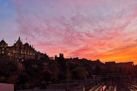 Tasty and Indulgent Food and Drink Tour in Edinburgh