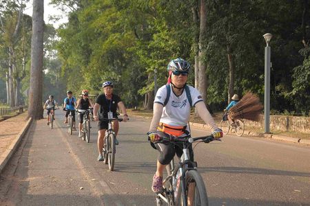 Angkor Wat Sunrise Bike Tour with Lunch Included