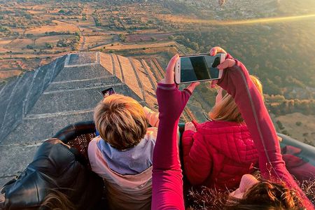 Hot Air Balloon Experience in Teotihuacan with Breakfast